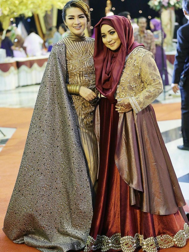 Fitri Carlina mengenakan busana rancangan Anniesa Hasibuan bernuansa gold yang tampak mewah. Foto: Dok. Instagram