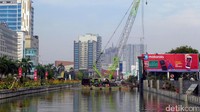 Saluran air Kalimalang di Jalan KH Noer Ali depan Metropolitan Mall acapkali meluap.