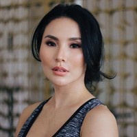 Fitria Yusuf mengaku tidak melupakan kodratnya sebagai wanita. Saya ingin menyerukan kepada wanita Indonesia kita harus tetap tunduk dan hormat pada pasangan tentunya, nggak melupakan kodrat kita, asal kita punya percaya diri dan niat baik semua bisa terwujud, tandasnya. (Foto: Dok. Instagram Fitria Yusuf)