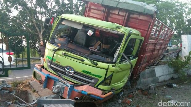 Truk tabrak pagar rumah warga/