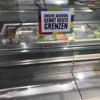 “Edeka mendukung keberagaman. Kami menghadirkan beragam produk, yang diproduksi di berbagai wilayah di Jerman. Tapi kami juga memiliki produk dari negara lain yang membuat uniknya keberagaman,” ujar juru bicara supermarket. Foto: Dok. CEN, Stripes Europe