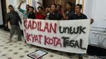 Foto: Reaksi Warga Setelah Wali Kota Tegal Diciduk KPK
