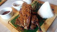 Sedang di PIK? Mampirlah ke Holyduck di Ruko Crown Golf. Ada olahan bebek goreng, bebek bakar hingga bebek betutu di sini. Yang wajib dicicip Signature Crispy Duck dengan taburan kremesan. Foto: dok. detikFood