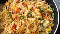 Yang ini mie instan goreng diberi mixed vegetables dan telur. Sedikit kering tapi menggiurkan. Nyam!Foto: Istimewa
