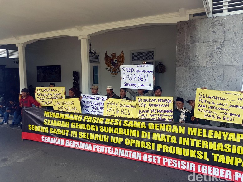 Warga Tolak Aktivitas Tambang Pasir Besi di Tegalbuleud Sukabumi Warga Tolak Aktivitas Tambang Pasir Besi di Tegalbuleud Sukabumi
