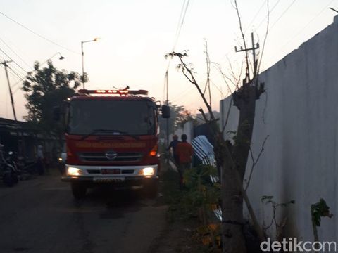 1 Unit damkar diterjunkan memadamkan api di gudang pabrik es/
