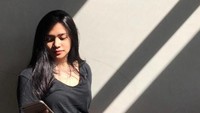 Tiarani Savitri saat berpose. Foto: Instagram/tyaranisavitri