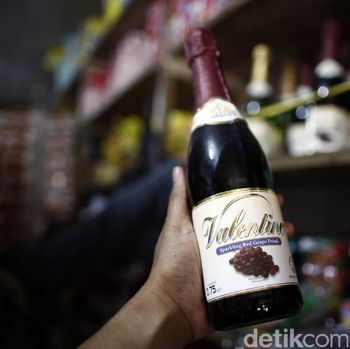 Barang-barang Malaysia yang dijual di Pasar Entikong.