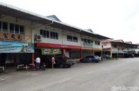 Pertokoan di Tebedu.