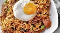  Yang ini gaya racikan mie instan warung ternama. Mie instan goreng plus sosis, telur dan sawi. Dijamin kenyang! Foto: Istimewa