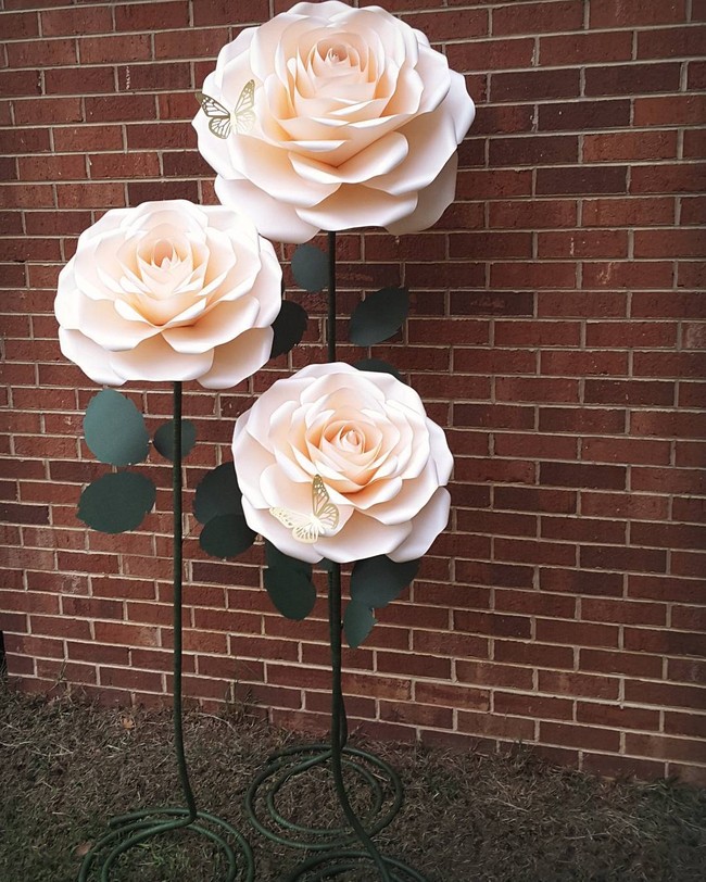 Foto: istngin yang lebih unik? Pilih paper flower seperti bunga mawar batangan ini untuk ditaruh di sudut-sudut ruangan. (Foto: Instagram itstheflowershower)