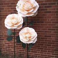 Foto: istngin yang lebih unik? Pilih paper flower seperti bunga mawar batangan ini untuk ditaruh di sudut-sudut ruangan. (Foto: Instagram itstheflowershower)