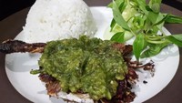 Mr. Bebek dan Sambal Cobek di Bintaro punya bebek goreng yang empuk gurih. Pelengkap sambalnya beragam termasuk sambal ijo, korek dan matah. Foto: dok. detikFood