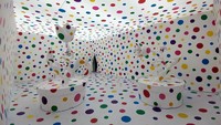 Ada pula dua ruangan berbeda yang sama-sama memiliki motif polkadot di dindingnya. Ruangan pertama memiliki backgroud putih dengan polkadot yang berwarna-warni (Tri Ispranoto/detikTravel)