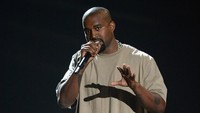 Dan Kanye West pun pernah punya video klip Power penuh simbol illuminati. Entah bercanda atau nggak, pasangan Kim Kardashian ini juga pernah penganut illuminati. Foto: Kevork Djansezian/Getty Images