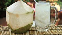 Es kelapa muda yang dicampur dengan air kelapa dan gula memang sangat menyegarkan. Apalagi dinikmati siang hari saat cuaca terik. Foto: Istimewa