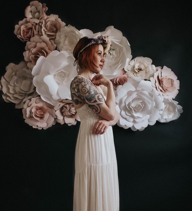 Anda yang menyukai simplicity, bisa mencontek dekorasi paper flower berikut. Cukup dengan background warna hitam yang ditambah beberapa bunga kertas, suasana jadi lebih romantis tapi tetap elegan. (Foto: Instagram prairielove_)