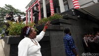 Polisi lengkap dengan senjata api laras panjang berjaga-jaga di depan gedung MK.