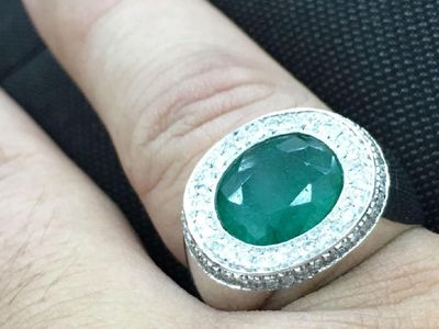 Foto: Anies Diberi Cincin Bermata Hijau oleh Ulama Saudi