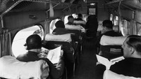Kalau ini, interior pesawat Air France. Masing-masing penumpang duduk di satu kursi yang cukup luas di setiap barisnya, kanan dan kiri. Seperti ini di zaman dulu sudah mewah banget, berbeda sekali dengan zaman sekarang (Hulton Archive/Getty)