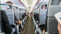Duduk di kursi pinggir lorong kabin juga dianggap memudahkan penularan infeksi. Ini karena mereka yang duduk di kursi tersebut akan sering berpapasan dengan penumpang lain yang kemungkinan bisa menularkan penyakit infeksi. Foto: Thinkstock