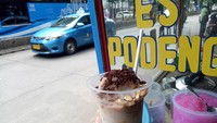 Es puter yang dicampur dengan isian buah alpukat, kacang tanah goreng, agar-agar, ketan hitam hingga meisjes cokelat sangat enak dinikmati siang ataupun sore hari. Foto: Istimewa