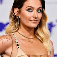 Akhir pekan lalu, sorotan tertuju pada Paris Jackson karena bulu ketiaknya mengintip saat berpose di karpet merah MTV Video Music Awards 2017. (Foto: Getty Images)