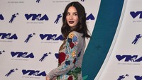 Busana yang dikenakannya mendukung sekali dengan gaya Olivia malam itu. Foto: Frazer Harrison/Getty Images