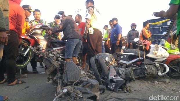 Melihat Hancurnya Warung dan Kendaraan yang Dihajar Truk di Semarang