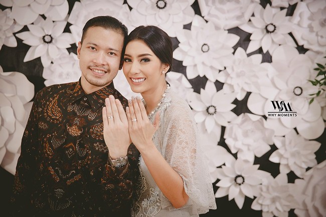 Tyas Mirasih dan suaminya menggunakan backdrop paper flower saat acara tunangan. Dekorasi bunga kertas cantik itu pun tampak serasi dengan penampilan Tyas. (Foto: Bride Dept)