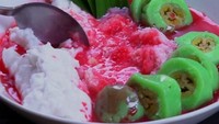 Bubur sumsum berwarna putih yang dipadu dengan buah pisang berbalut adonan hijau sangat enak disajikan bersama dengan sirup merah dan es. Kenyang sekaligu melepas dahaga! Foto: Istimewa