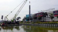Pekerja nampak memasang turap di kawasan Mall Metropolitan Bekasi, Jawa Barat, Selasa (29/8/2017).