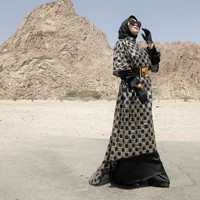 Syahrini termasuk selebriti yang pernah menjadi model untuk rancangan Anniesa Hasibuan. Ia memakai karyanya ketika Anniesa Hasibuan tampil di New York Fashion Week (NYFW) Fall/Winter 2017. Syahrini juga turut umrah bareng First Travel. Foto: Dok. Instagram