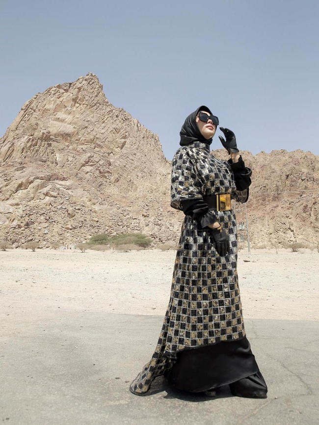 Syahrini termasuk selebriti yang pernah menjadi model untuk rancangan Anniesa Hasibuan. Ia memakai karyanya ketika Anniesa Hasibuan tampil di New York Fashion Week (NYFW) Fall/Winter 2017. Syahrini juga turut umrah bareng First Travel. Foto: Dok. Instagram