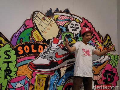 Nggak Hanya Seniman, Muklay Juga Kolektor Sneakers!