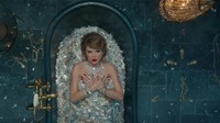 Pose pria mandi uang itu mengingatkan salah satu adegan di video klip lagu Look What You Made Me Do. Di situ, Taylor Swift terlihat sedang mandi berlian. Foto: dok TaylorSwiftVEVO