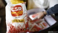 Harga produk barang-barang Malaysia yang dijajakan disana jauh lebih murah ketimbang yang ada dari Indonesia.