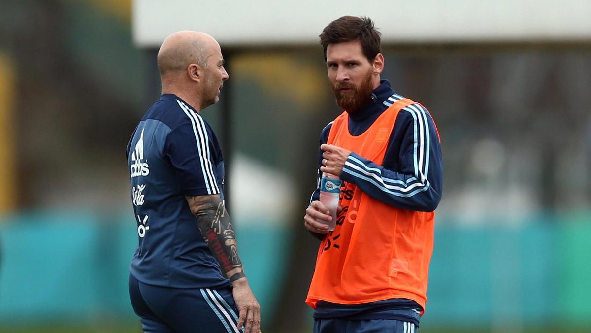 Jorge Sampaoli dan Lionel Messi (Foto: Marcos Brindicci/REUTERS)