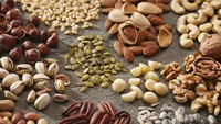 Kacang dan biji-bijian mengandung antioksidan dan vitamin E yang dapat membantu sistem kekebalan tubuh, seperti melawan radikal bebas dan memperbaiki kerusakan kulit. Foto: Istimewa