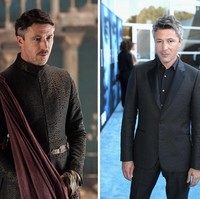 Aiden Gillen, pemeran Petyr Baelish terlihat lebih muda di kehidupan nyata. Aktor kelahiran Irlandia ini usianya sudah 49 tahun dan masih terlihat tampan.