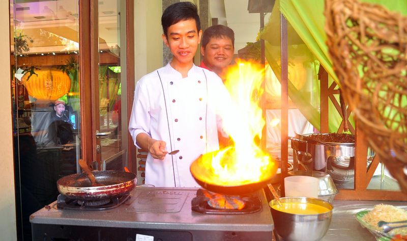 Gibran Rakabuming Raka, putra sulung Presiden Jokowi, mendirikan bisnis Katering bernama Chilli Pari di Solo. Gibran tak segan turun langsung hingga turun ke dapur katering.