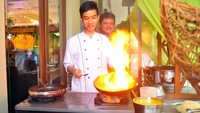Gibran tak segan turun langsung hingga turun ke dapur katering. Reno Hastukrisnapati Widarto/detikcom.