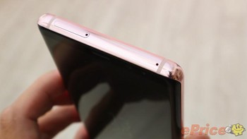 Slot MicroSD dan SIM Card berada di bagian atas. Foto: Eprice