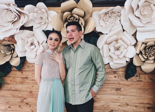 Selebriti lain yang memilih dekorasi paper flower untuk acara lamarannya adalah Haykal Kamil dan Tantri Namirah. Patut juga jadi inspirasi dekorasi acara spesial Anda. (Foto: Instagram Kava Studio)