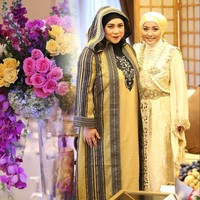 Melly Goeslaw juga pernah memakai rancangan Anniesa Hasibuan di awal karier bos First Travel itu. Foto: Dok. Instagram