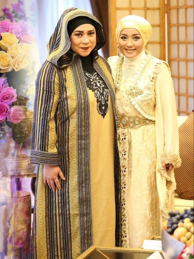 Melly Goeslaw juga pernah memakai rancangan Anniesa Hasibuan di awal karier bos First Travel itu. Foto: Dok. Instagram