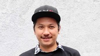 Gading mencoba tampil berbeda.