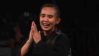 Wewey Wita tampil sebagai juara pada pencak silat di nomor tanding kelas B. Dia mendonasikan emas ke-33 untuk Indonesia. (Sigid Kurniawan/ANTARA FOTO)