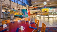 Restoran Chef Mickeys menyajikan berbagai menu ala Amerika. Seperti steak, burger atau hot dog. Saat-saat tertentu pun pihak restoran juga menyediakan menu spesial (Walt Disney World)