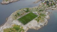 Stadion ini dibangun pada tahun 2013 dengan standar lapangan sepakbola dan memiliki rumput hijau buatan. Jika dilihat dari udara, lapangan sepakbolanya begitu mencolok. Berwarna hijau di tengah-tengah perbukitan tandus dan dikepung lautan. Unik nan cantik! (Hermann Falch Olsen/Facebook)